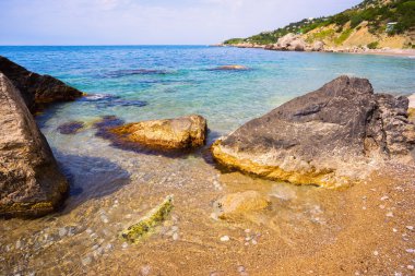 Karadeniz'in bir ıssız plajda kayalar . 