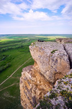 bir uçurumun kenarında kadın yatıyor 