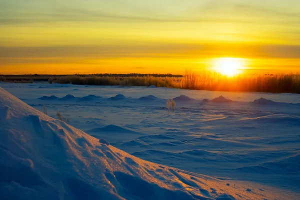 Stralende zon bij zonsondergang in de winter met grote sneeuw driften. — Stockfoto
