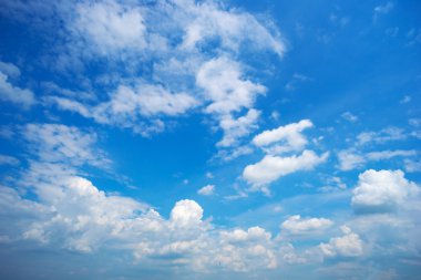 Mavi gökyüzü bulutlu bir yaz gününde .