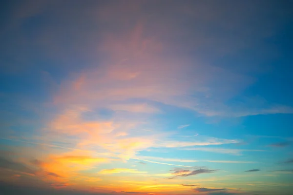 Schöner gelb-oranger Himmel bei Sonnenuntergang im Sommer . — Stockfoto