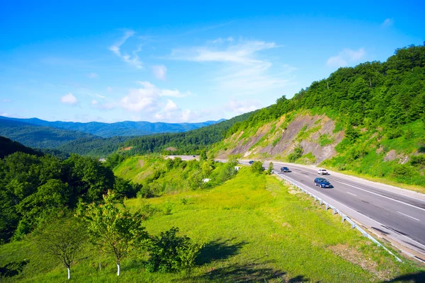 Strada di montagna in Goryachy Klyuch il passo di cresta del Caucaso principale . — Foto Stock