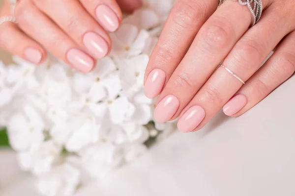 Belas Mãos Femininas Com Unhas Manicure Casamento Polonês Gel Flores — Fotografia de Stock