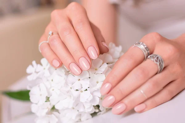 Belas Mãos Femininas Com Unhas Manicure Casamento Polonês Gel Flores — Fotografia de Stock