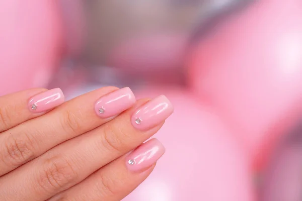 Vrouwelijke Hand Met Romantische Manicure Nagels Naakt Gel Polish Roze — Stockfoto