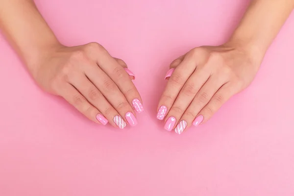 Mooie Vrouwelijke Handen Met Roze Manicure Nagels Hart Valentijnsdag Ontwerp — Stockfoto