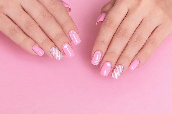 Hermosas Manos Femeninas Con Uñas Manicura Rosa Corazón Diseño Del — Foto de Stock