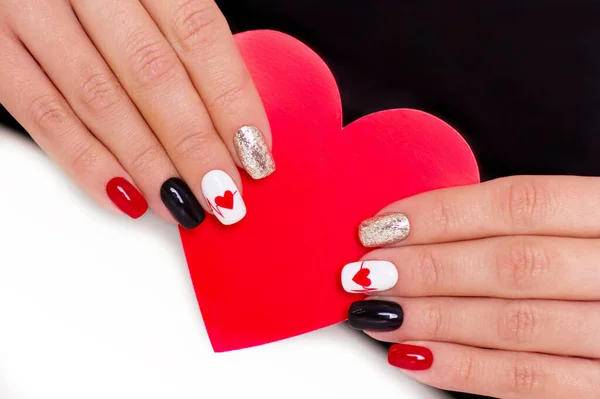 Piękne Kobiece Ręce Romantycznymi Paznokciami Manicure Trzymając Czerwone Serce Walentynki — Zdjęcie stockowe