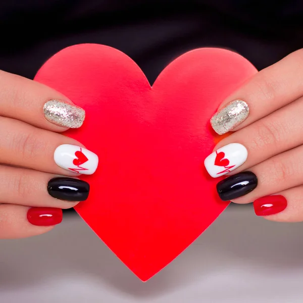 Belle Mani Femminili Con Unghie Manicure Romantiche Tenendo Cuore Rosso — Foto Stock