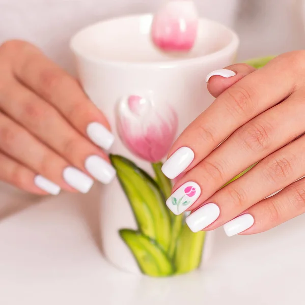 Weibliche Hände Mit Frühlingsmaniküre Nägel Der Nähe Teetasse Mit Tulpen — Stockfoto