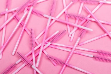 Pembe arka plandaki fırça ve kirpiklerin görüntüsünü kapat