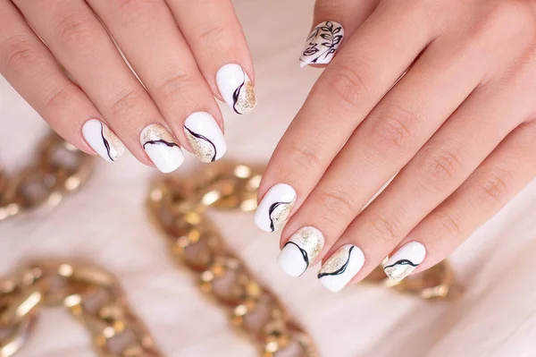 Hermosas Manos Femeninas Con Uñas Manicura Lujo Esmalte Gel Blanco — Foto de Stock