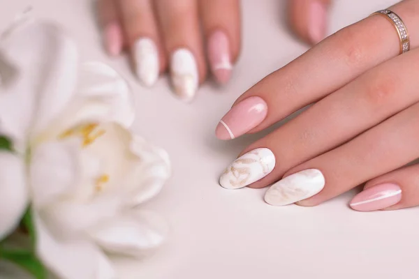 Belas Mãos Femininas Com Unhas Manicure Luxo Rosa Branco Gel — Fotografia de Stock