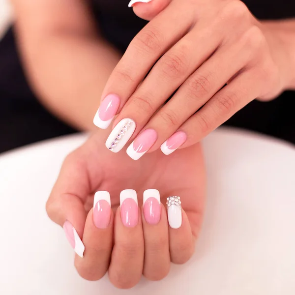 Close Uitzicht Mooie Vrouwelijke Handen Met Luxe Franse Manicure Nagels — Stockfoto