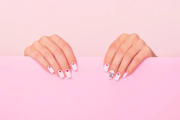 Close Uitzicht Mooie Vrouwelijke Handen Met Creatieve Manicure Nagels Witte — Stockfoto