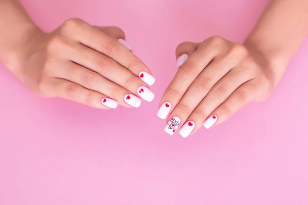 Vista Cerca Hermosas Manos Femeninas Con Uñas Manicura Creativas Esmalte —  Fotos de Stock