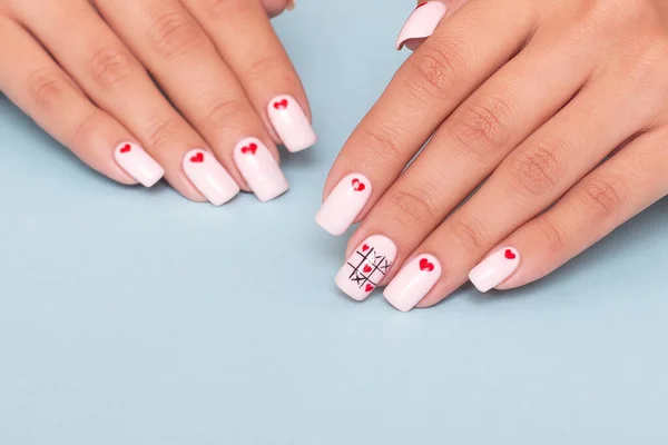 Hermosas Manos Femeninas Con Uñas Manicura Romántica Corazones Diseño Del — Foto de Stock