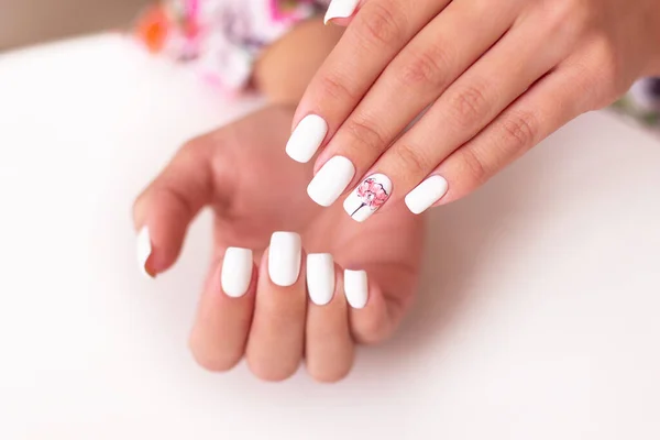 Close Uitzicht Mooie Vrouwelijke Handen Met Romantische Manicure Nagels Roze — Stockfoto