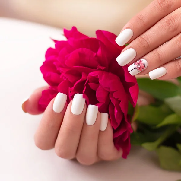 Close Vista Belas Mãos Femininas Com Unhas Manicure Românticas Rosa — Fotografia de Stock