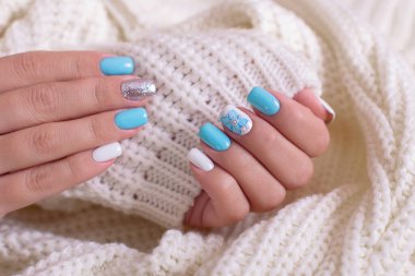 Güzel kadın elleri, romantik manikür tırnakları, mavi ve beyaz jel cilası