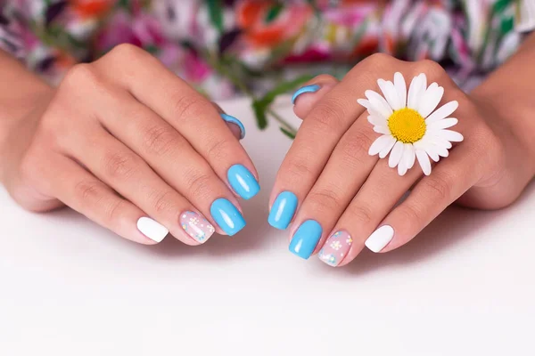 Vrouwelijke Handen Met Zomer Manicure Nagels Versierd Met Kamille Bloemen — Stockfoto