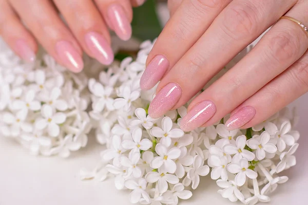 Belas Mãos Femininas Com Unhas Manicure Casamento Gel Rosa Polonês — Fotografia de Stock