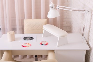 Güzellik salonunda manikür ustası için çalışıyorum. Modern tasarım ve iç mimari.