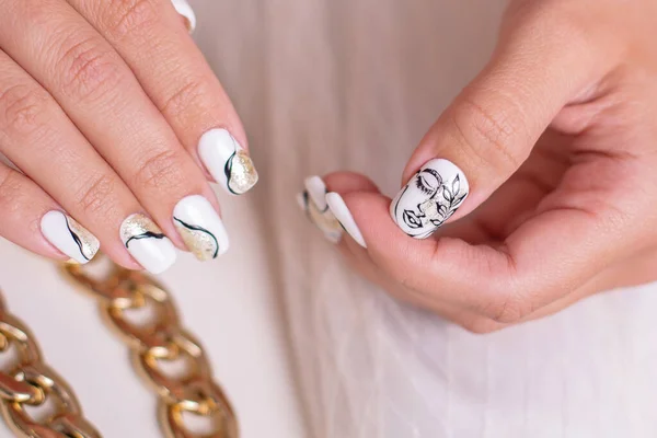 Hermosas Manos Femeninas Con Uñas Manicura Lujo Esmalte Gel Blanco — Foto de Stock