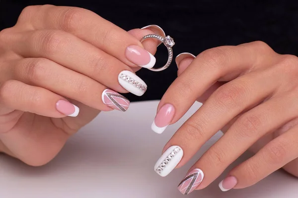 Mooie Vrouwelijke Handen Met Bruiloft Manicure Nagels Met Ring Witte — Stockfoto