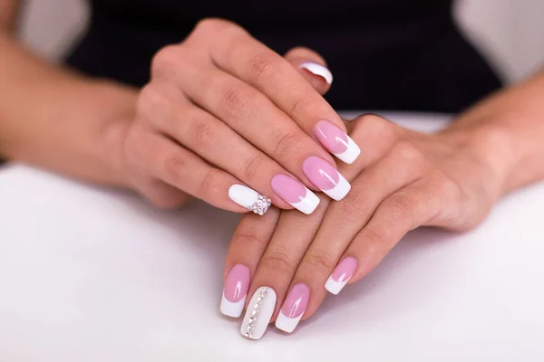 Belas Mãos Femininas Com Unhas Manicure Francesas Luxo Fundo Branco — Fotografia de Stock