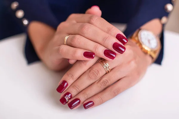 Krásné Ženské Ruce Luxusní Manikúrou Nehty Víno Červený Gel Leštidlo — Stock fotografie