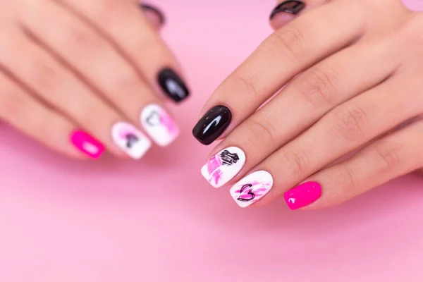 Hermosas Manos Femeninas Con Uñas Manicura Moda Corazones Diseño Del —  Fotos de Stock