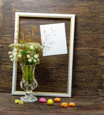 Kompozisyon. Güzel bir buket çiçekle ve masada çeşitli nesnelerle sakin bir hayat..