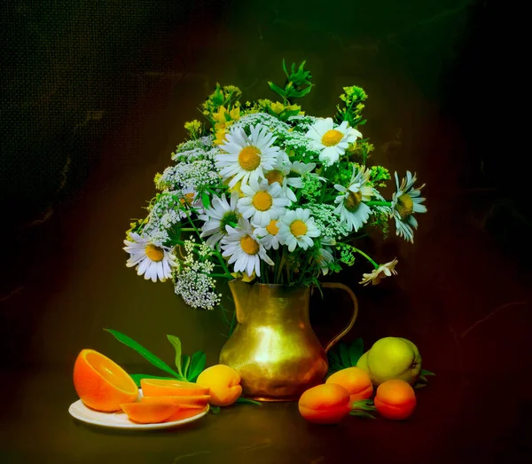 Samenstelling Stilleven Met Een Prachtig Boeket Bloemen Diverse Voorwerpen Tafel — Stockfoto