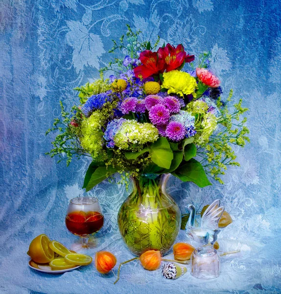 Samenstelling Stilleven Met Een Prachtig Boeket Bloemen Diverse Voorwerpen Tafel — Stockfoto