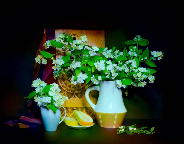 Композиція Натюрморт Красивим Букетом Квітів Різними Предметами Столі — стокове фото