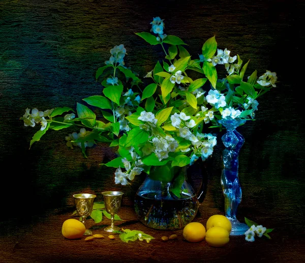 Composición Bodegón Con Hermoso Ramo Flores Varios Objetos Sobre Mesa — Foto de Stock