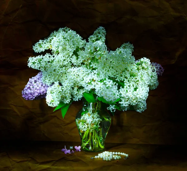 Композиція Натюрморт Красивим Букетом Квітів Різними Предметами Столі — стокове фото