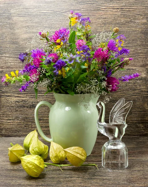 Samenstelling Stilleven Met Een Prachtig Boeket Bloemen Diverse Voorwerpen Tafel — Stockfoto