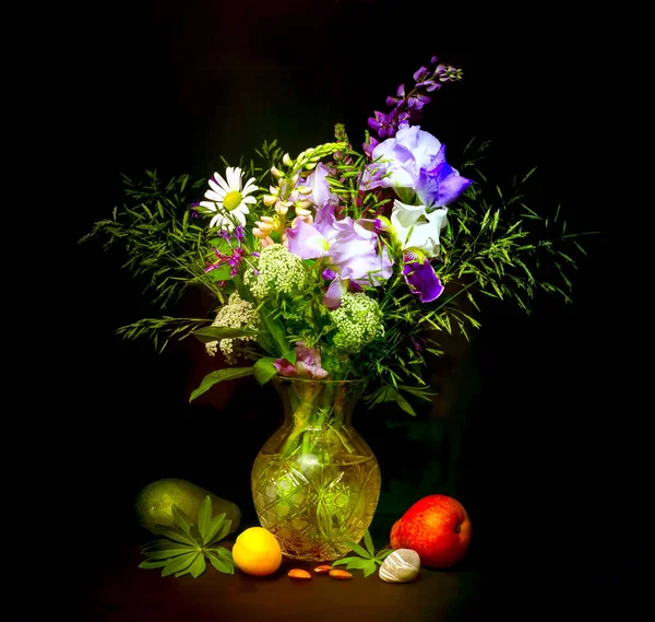 Composición Bodegón Con Hermoso Ramo Flores Varios Objetos Sobre Mesa — Foto de Stock