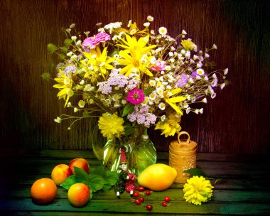 Kompozisyon. Güzel bir buket çiçekle ve masada çeşitli nesnelerle sakin bir hayat..