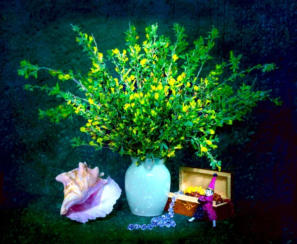 Zusammensetzung Stillleben Mit Einem Schönen Blumenstrauß Und Verschiedenen Gegenständen Auf — Stockfoto