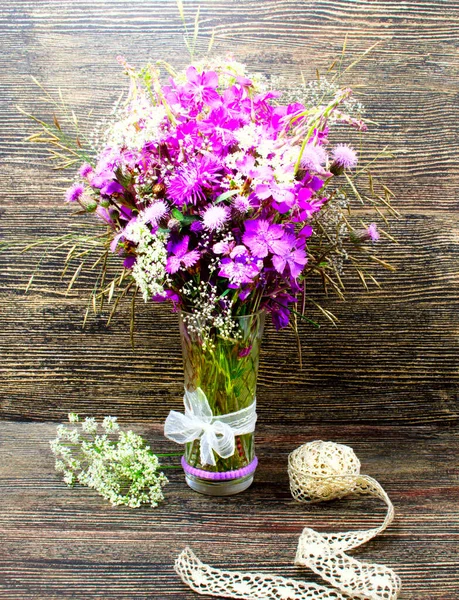 Samenstelling Stilleven Met Een Prachtig Boeket Bloemen Diverse Voorwerpen Tafel — Stockfoto