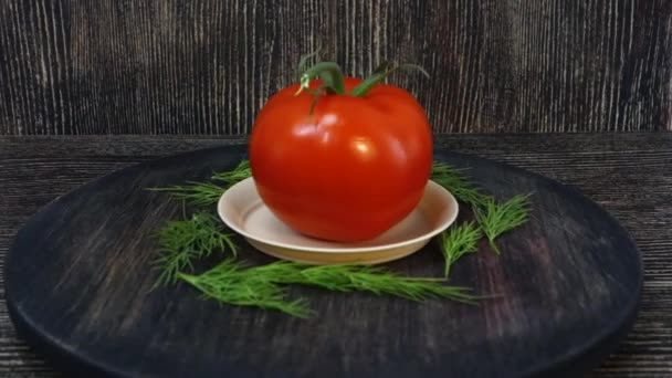 Video Clip Ripe Red Tomato Wooden Tray Rotation — ストック動画