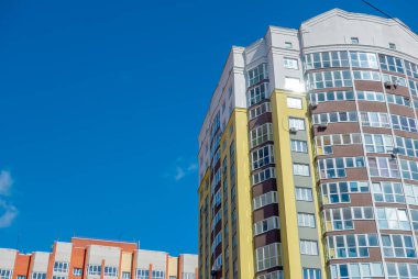 Çok katlı yeni bir tuğla ev inşaatı.