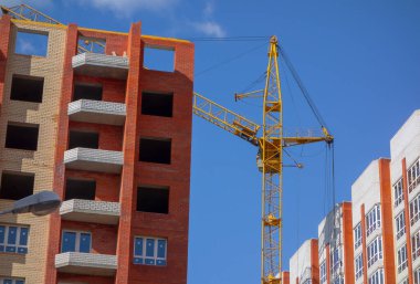 Çok katlı yeni bir tuğla ev inşaatı.