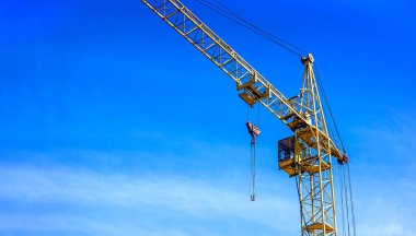 Vinç kaldırılıyor. Çok katlı yeni bir tuğla ev inşaatı.