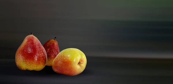 Pêras Composição Uma Pêra Contexto Escuro Fruta Comida Saudável Vegetarianismo — Fotografia de Stock