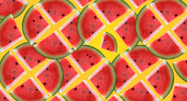 Wassermelone Eine Komposition Aus Aufgeschnittenen Wassermelonenscheiben Auf Farbigem Hintergrund Einem — Stockfoto