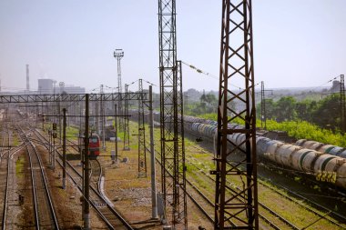 Gelecekte demiryolu rayları. Şehrin yakınındaki tren istasyonu..